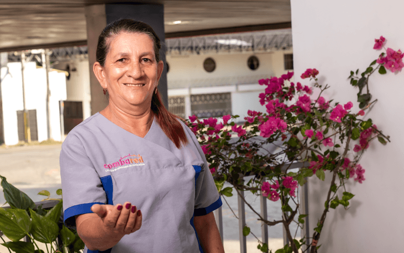 Empleada Hotel Combured dando bienvenida